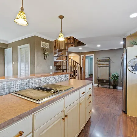 Hilltop Haven: Spacious 2BR Home with Jacuzzi, Scenic Views, and Pet-Friendly Acres Marble Falls Exterior photo