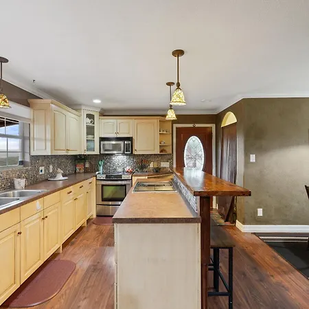 Hilltop Haven: Spacious 2BR Home with Jacuzzi, Scenic Views, and Pet-Friendly Acres Marble Falls Exterior photo