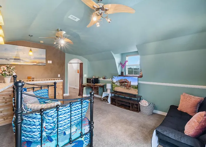 Entire 2Br 2Ba Hilltop View Home Sleeps 8 Pets 4 Acres Jacuzzi Central Ac Kingbeds Free Wifi-Parking Kitchen Washerdryer Starry Terrace Two Sunset Dining Patios Grill Stovetop Oven Fridge Onsitewoodedhiking Wildlife Coveredpatio4Pets & Birds Singing!