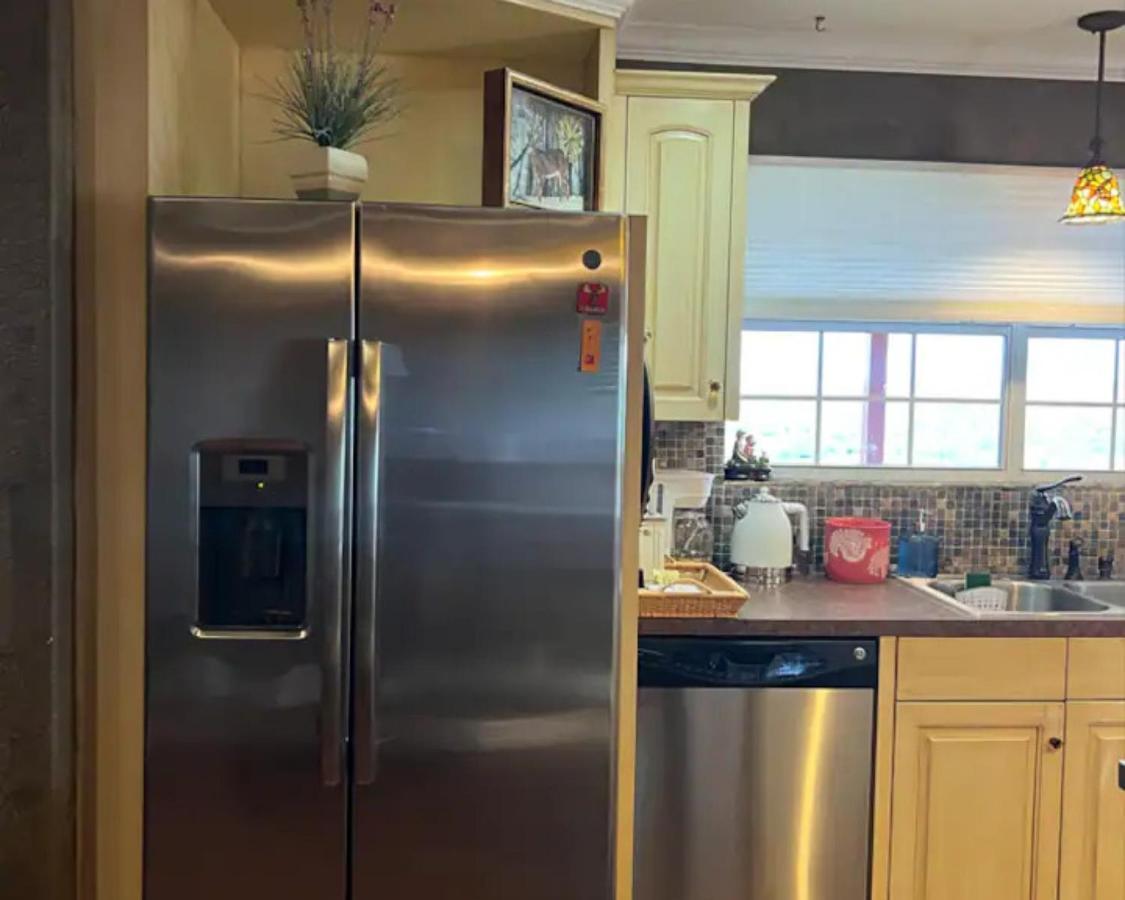 Hilltop Haven: Spacious 2br With Jacuzzi, Scenic Views, And Pet-friendly Acres *