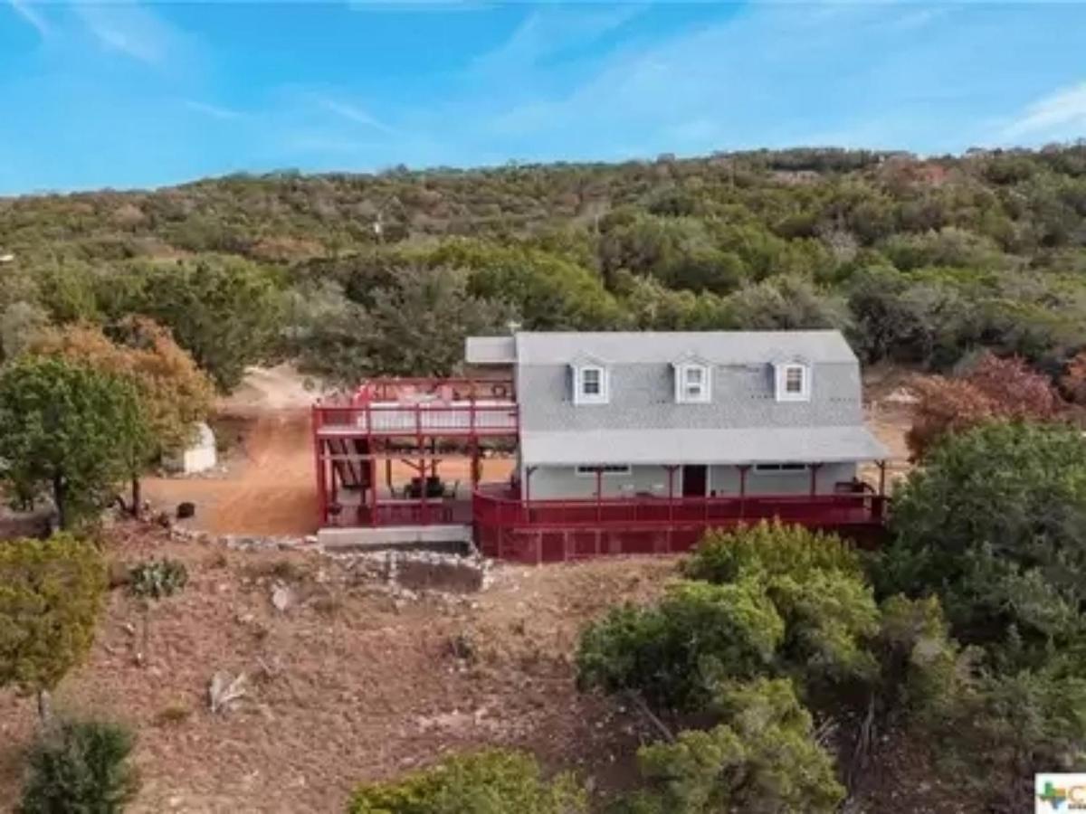 Hilltop Haven: Spacious 2br With Jacuzzi, Scenic Views, And Pet-friendly Acres Marble Falls