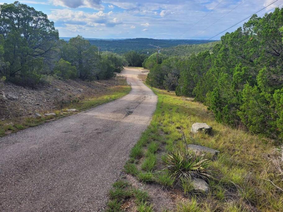 Hilltop Haven: Spacious 2br With Jacuzzi, Scenic Views, And Pet-friendly Acres * Marble Falls