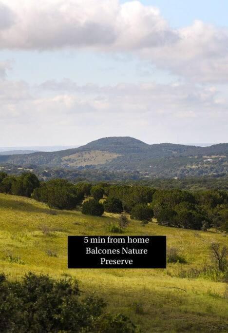 Holiday home Hilltop Haven: Spacious 2br With Jacuzzi, Scenic Views, And Pet-friendly Acres