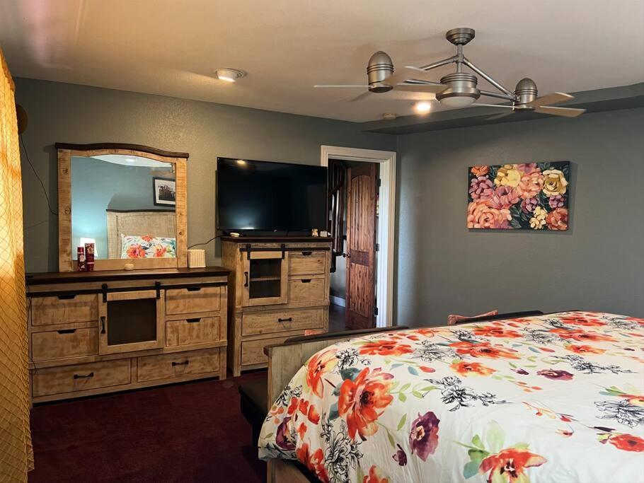 Hilltop Haven: Spacious 2br With Jacuzzi, Scenic Views, And Pet-friendly Acres * Marble Falls