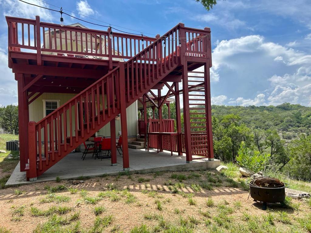 Hilltop Haven: Spacious 2br With Jacuzzi, Scenic Views, And Pet-friendly Acres *