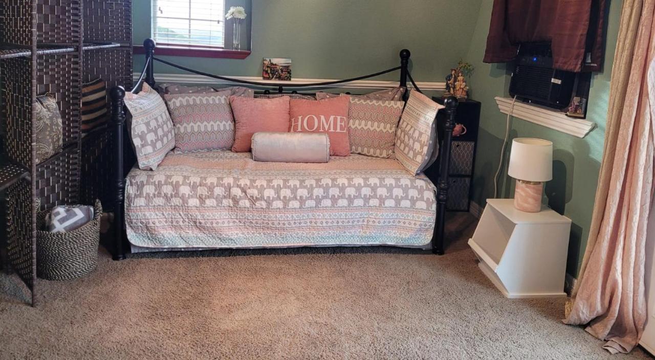 Hilltop Haven: Spacious 2br With Jacuzzi, Scenic Views, And Pet-friendly Acres *