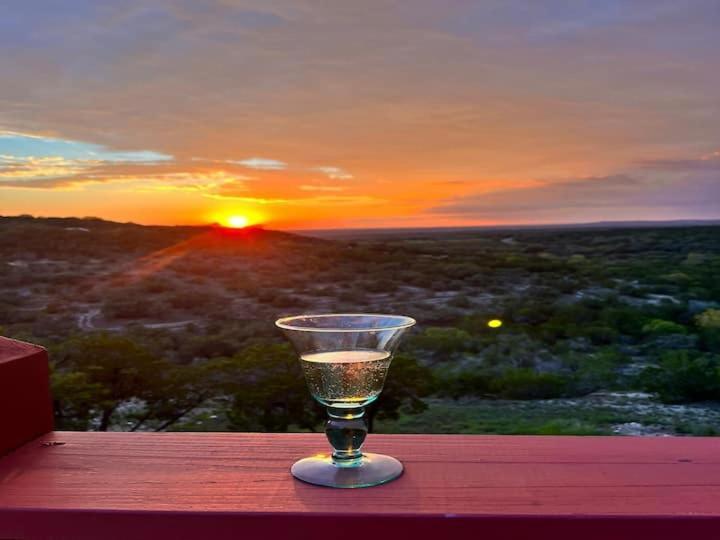 Holiday home Hilltop Haven: Spacious 2br With Jacuzzi, Scenic Views, And Pet-friendly Acres Marble Falls