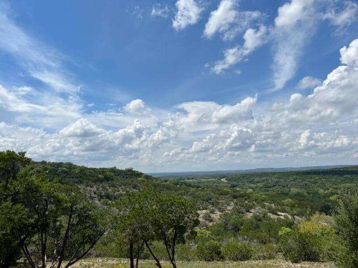 Holiday home Hilltop Haven: Spacious 2br With Jacuzzi, Scenic Views, And Pet-friendly Acres Marble Falls