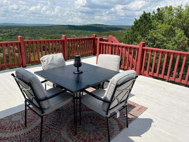 Hilltop Haven: Spacious 2br With Jacuzzi, Scenic Views, And Pet-friendly Acres Holiday home Marble Falls