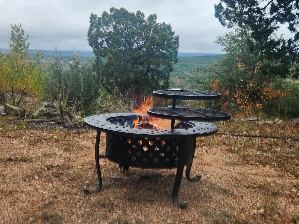 Hilltop Haven: Spacious 2br With Jacuzzi, Scenic Views, And Pet-friendly Acres Holiday home