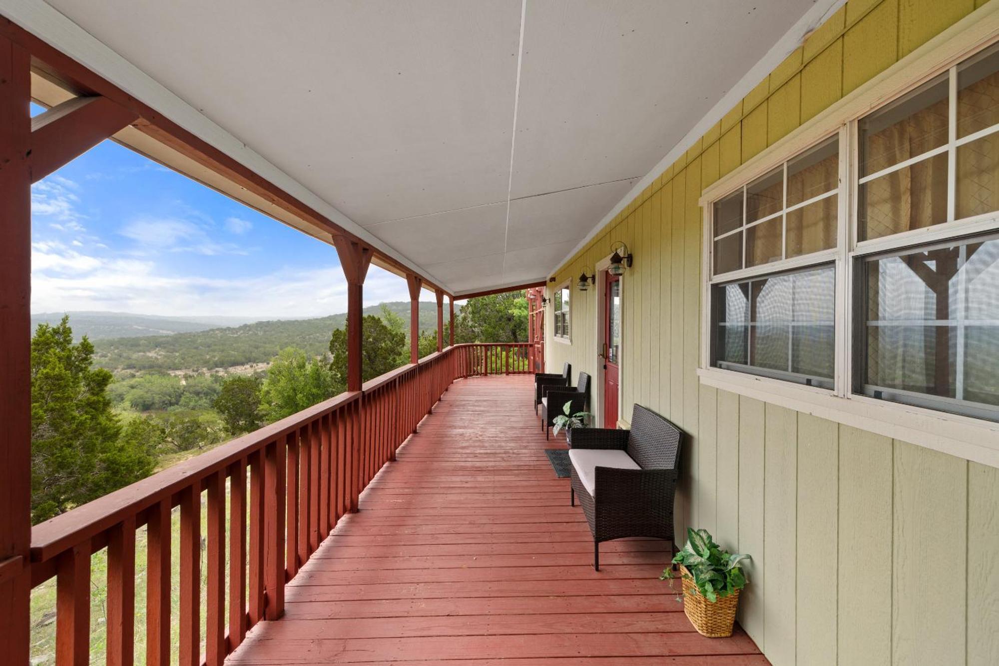 Hilltop Haven: Spacious 2br With Jacuzzi, Scenic Views, And Pet-friendly Acres Holiday home *