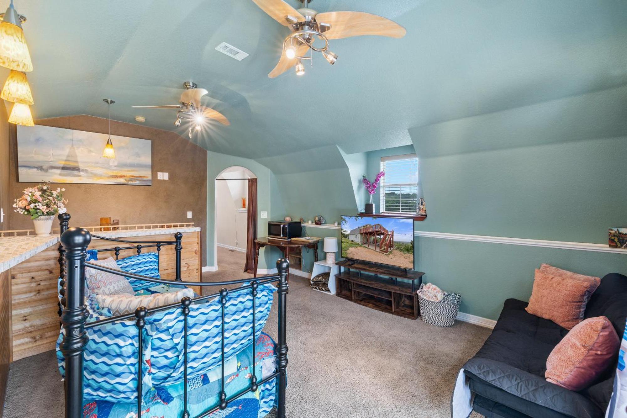 Hilltop Haven: Spacious 2br With Jacuzzi, Scenic Views, And Pet-friendly Acres *