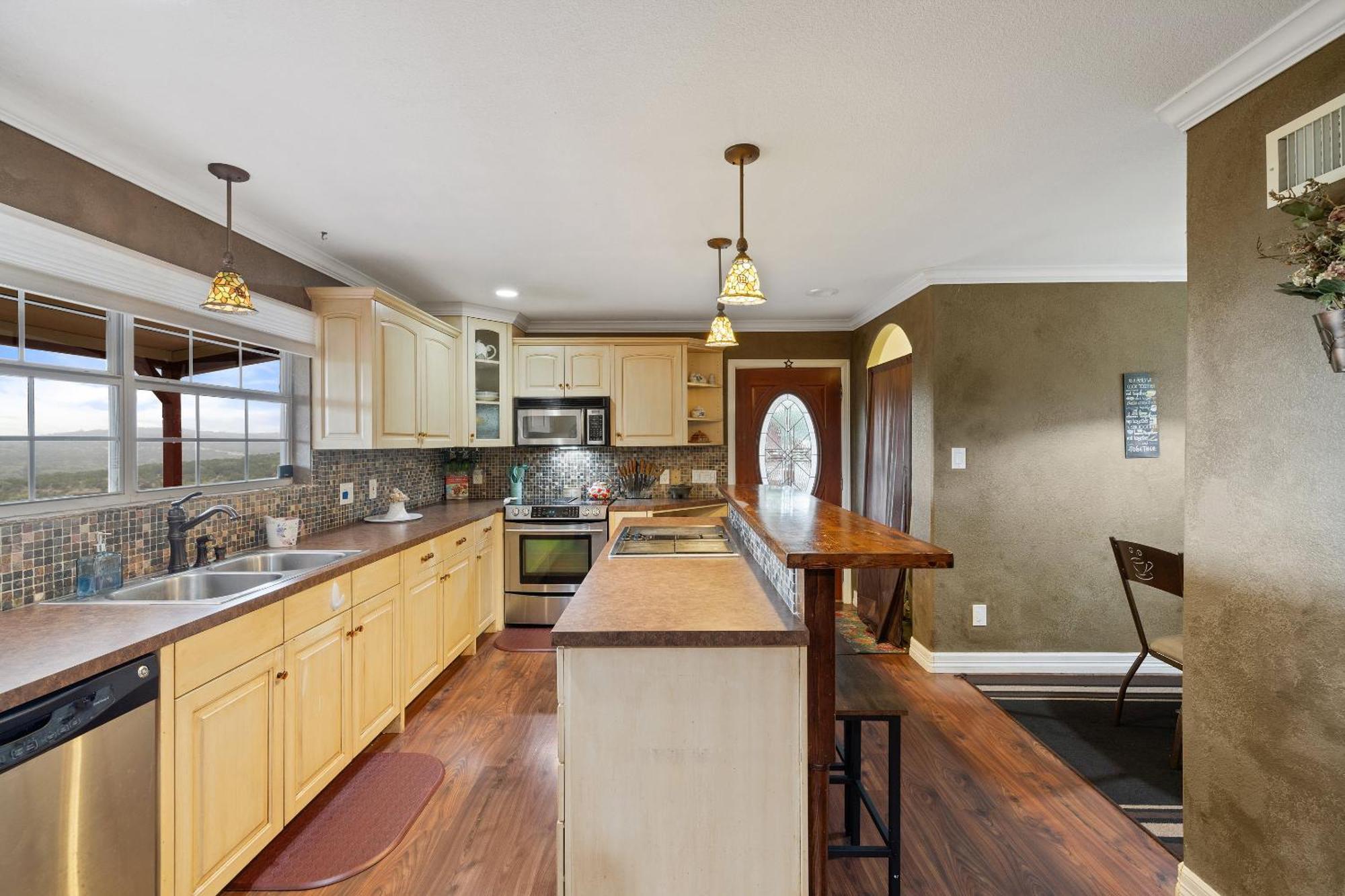 Holiday home Hilltop Haven: Spacious 2br With Jacuzzi, Scenic Views, And Pet-friendly Acres *