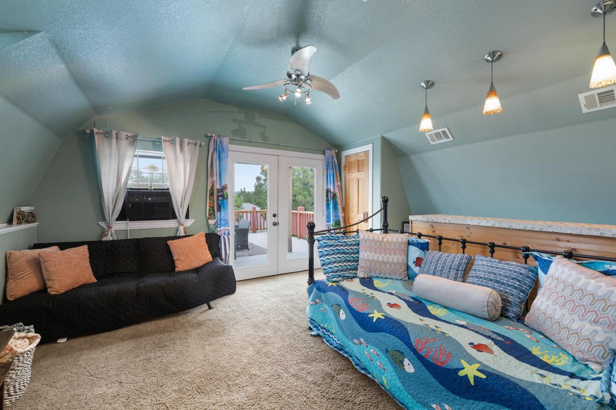 Hilltop Haven: Spacious 2br With Jacuzzi, Scenic Views, And Pet-friendly Acres Marble Falls