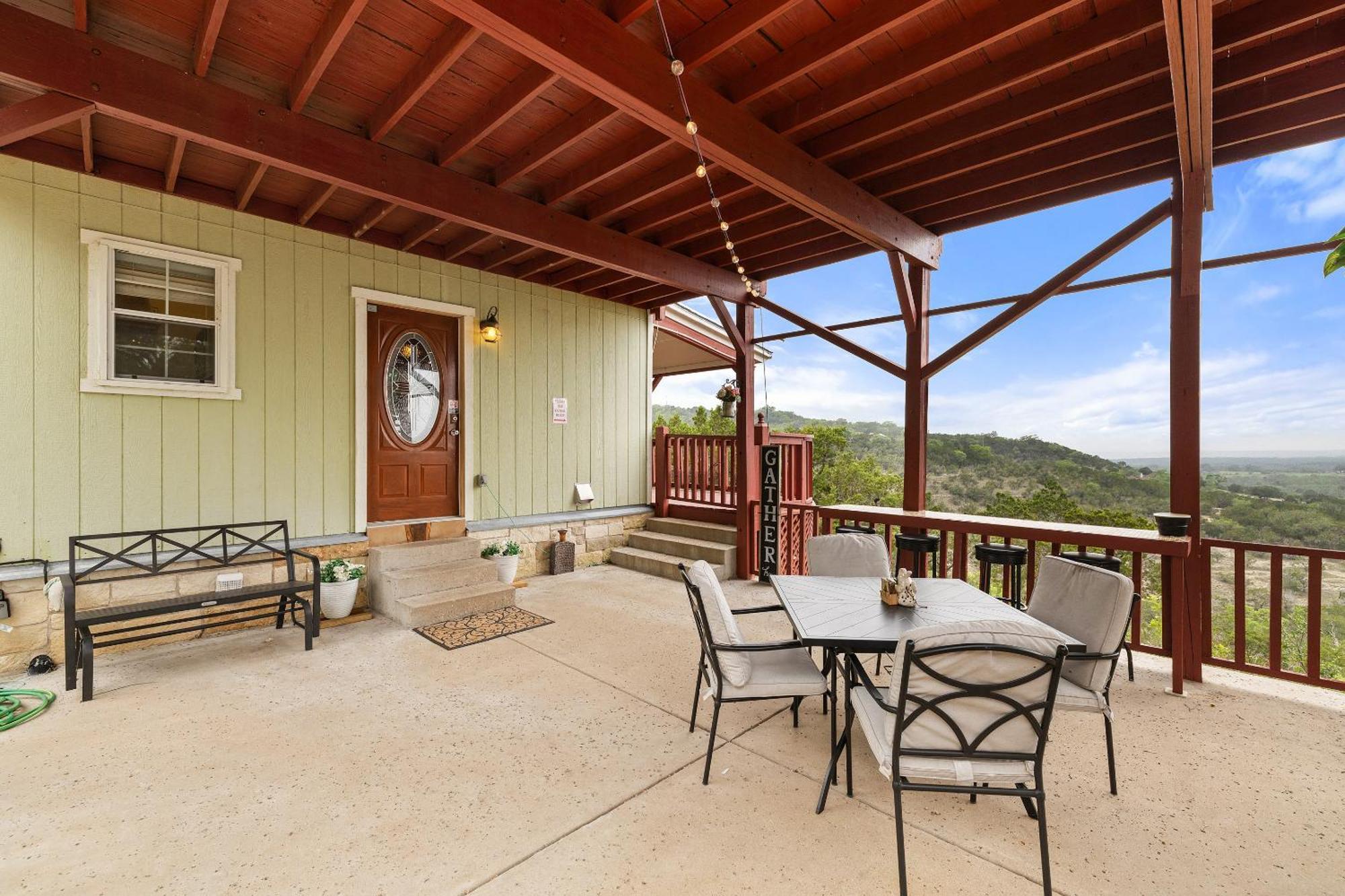 Hilltop Haven: Spacious 2br With Jacuzzi, Scenic Views, And Pet-friendly Acres Holiday home