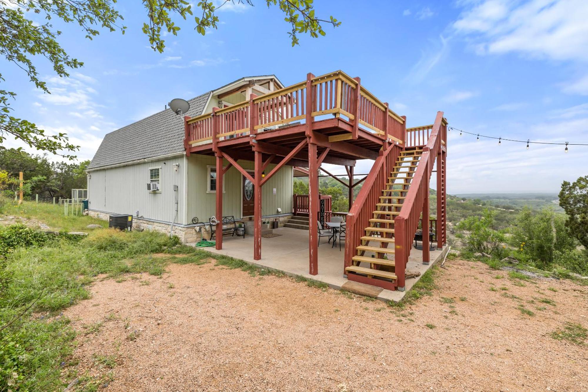 Hilltop Haven: Spacious 2br With Jacuzzi, Scenic Views, And Pet-friendly Acres