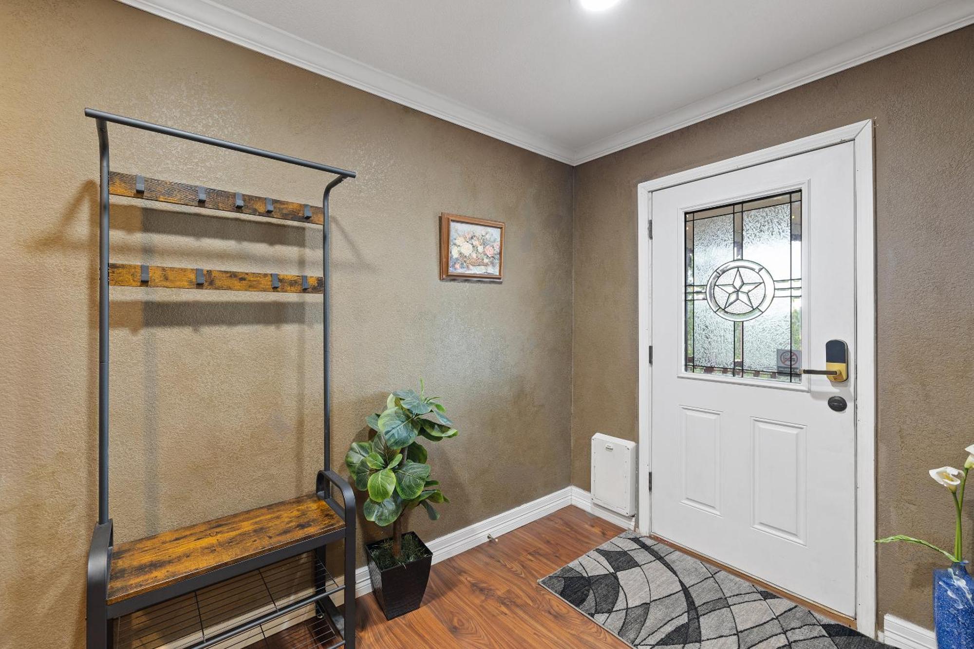 Hilltop Haven: Spacious 2br With Jacuzzi, Scenic Views, And Pet-friendly Acres Holiday home *