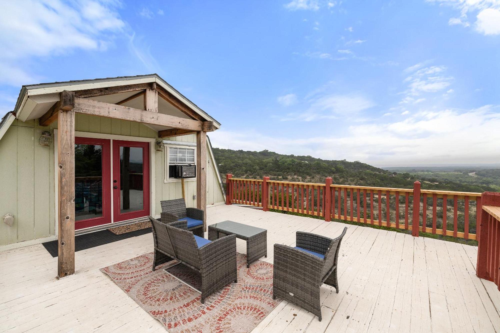 Hilltop Haven: Spacious 2br With Jacuzzi, Scenic Views, And Pet-friendly Acres *