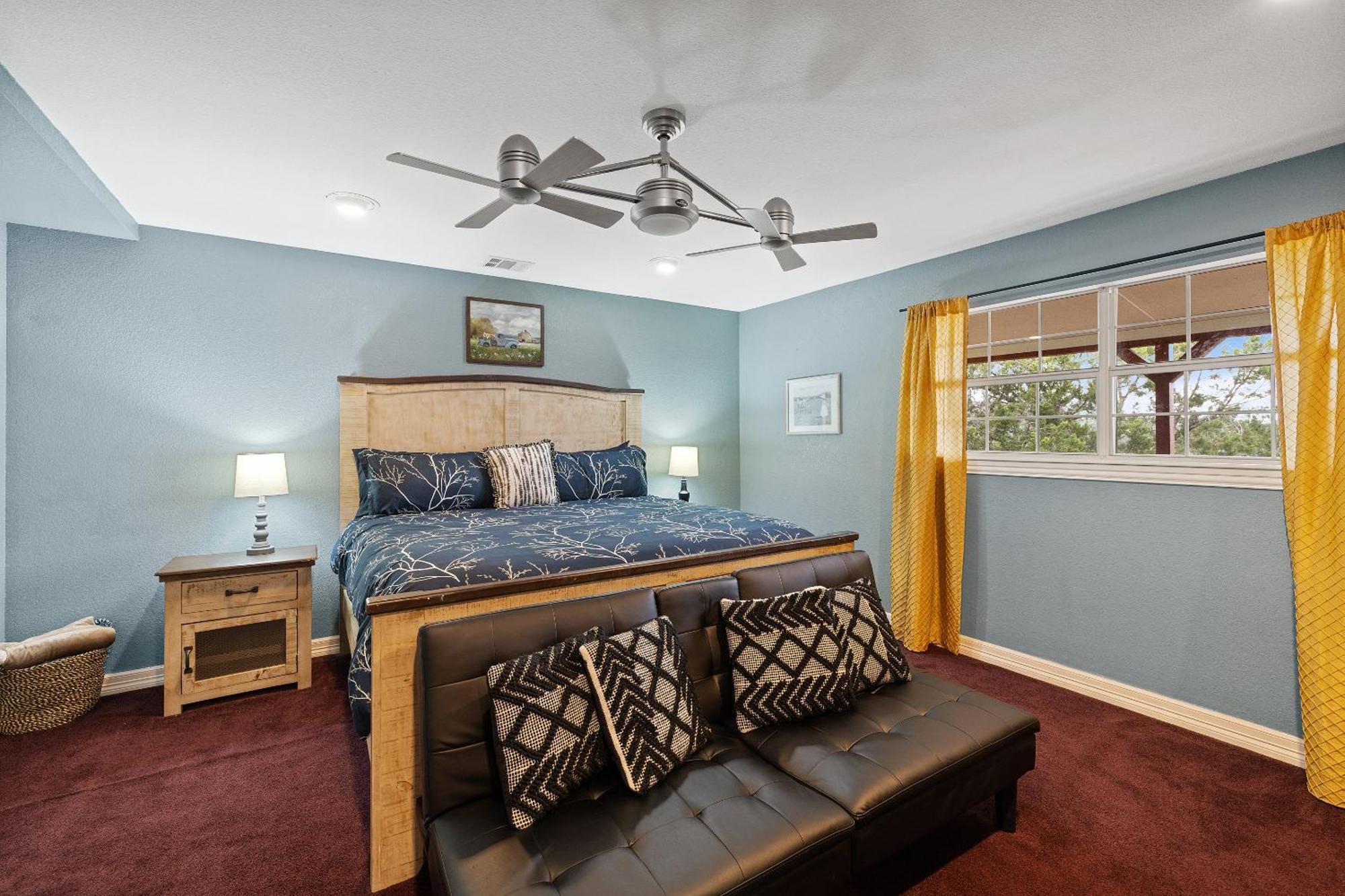 Hilltop Haven: Spacious 2br With Jacuzzi, Scenic Views, And Pet-friendly Acres Marble Falls