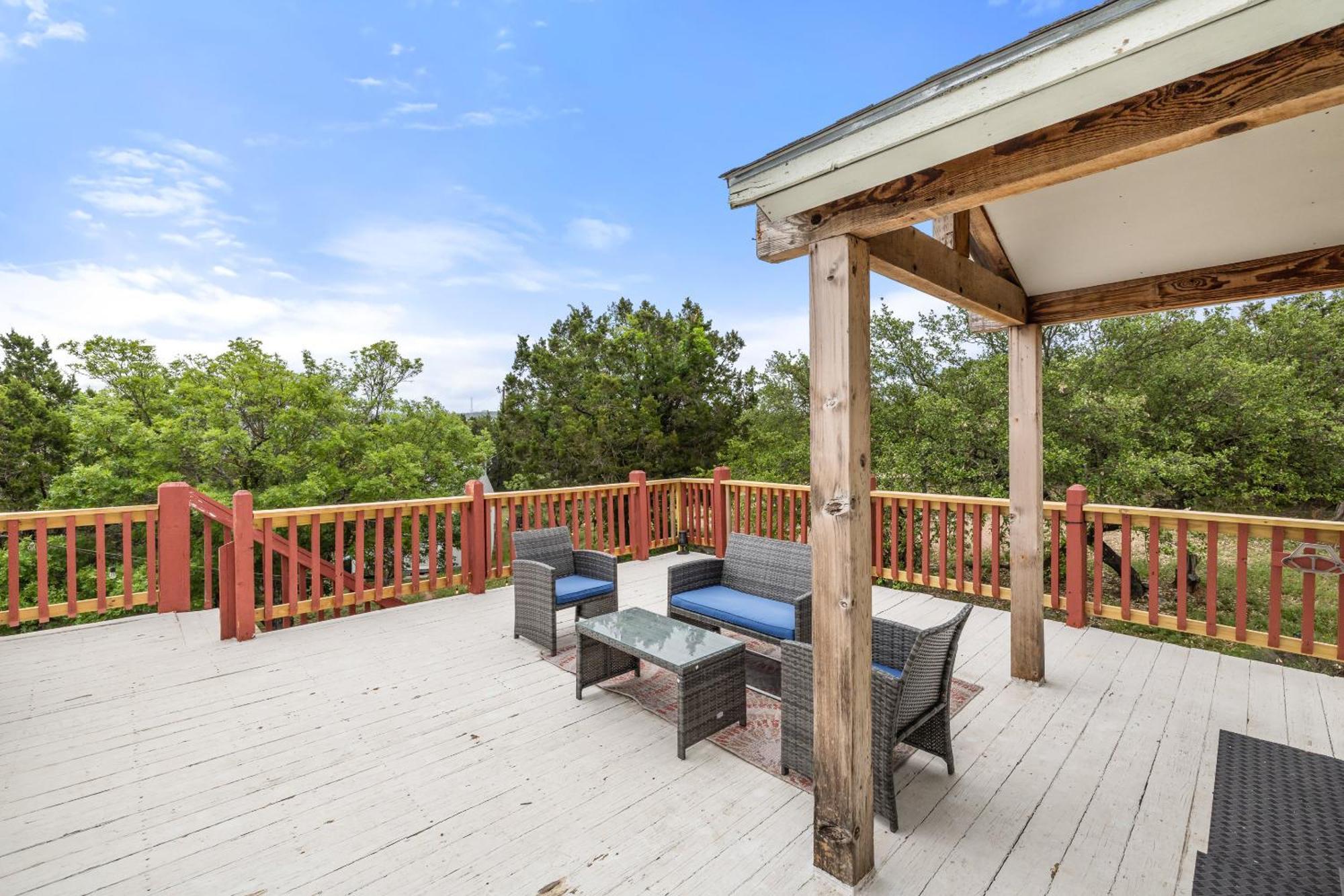 Hilltop Haven: Spacious 2br With Jacuzzi, Scenic Views, And Pet-friendly Acres * Marble Falls