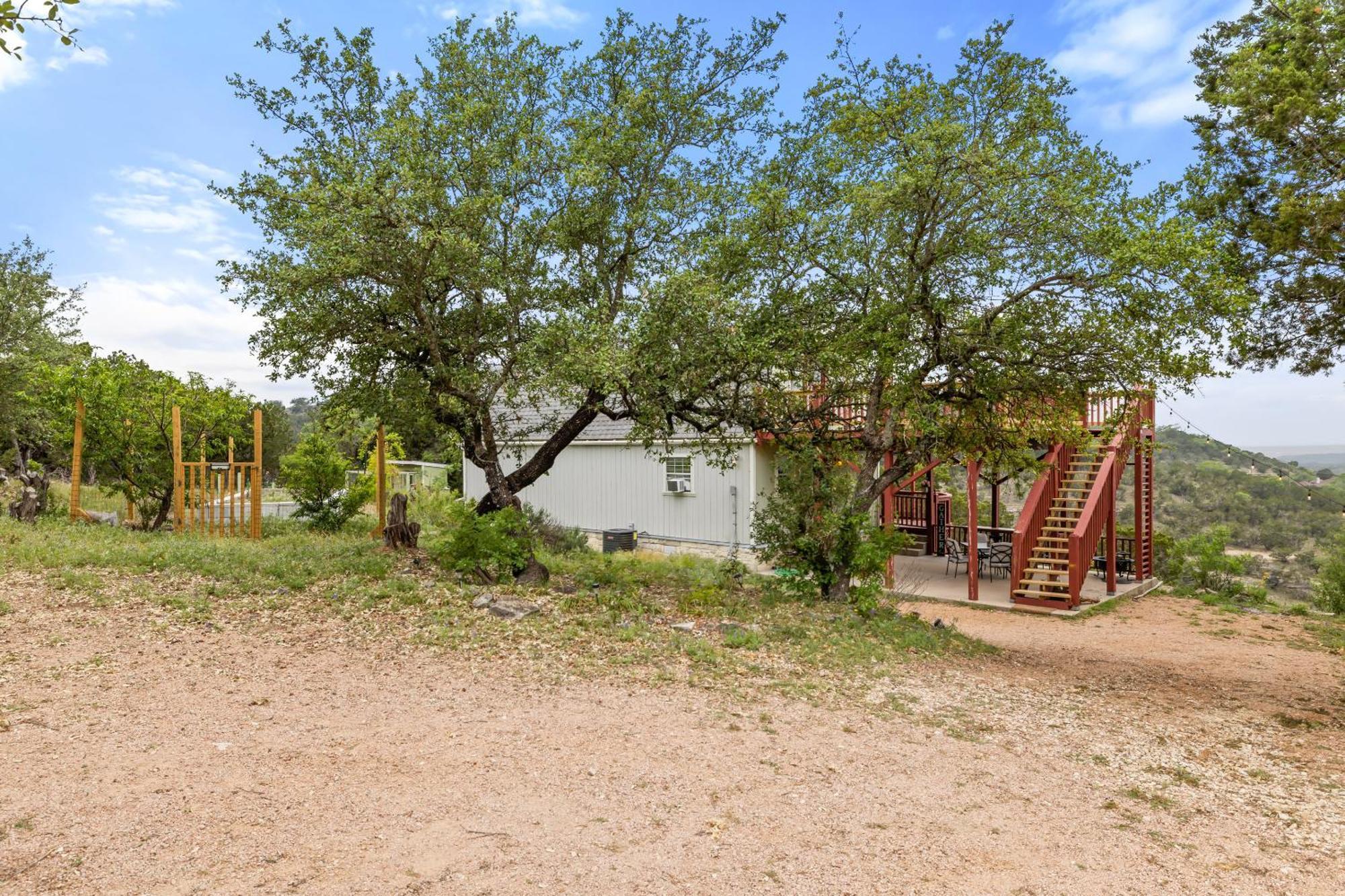 Hilltop Haven: Spacious 2br With Jacuzzi, Scenic Views, And Pet-friendly Acres Holiday home