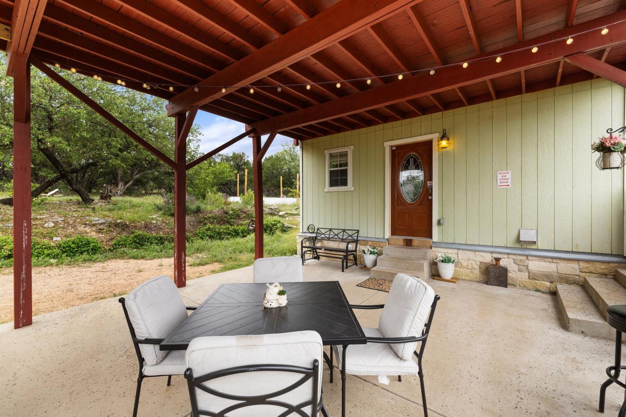 Holiday home Hilltop Haven: Spacious 2br With Jacuzzi, Scenic Views, And Pet-friendly Acres