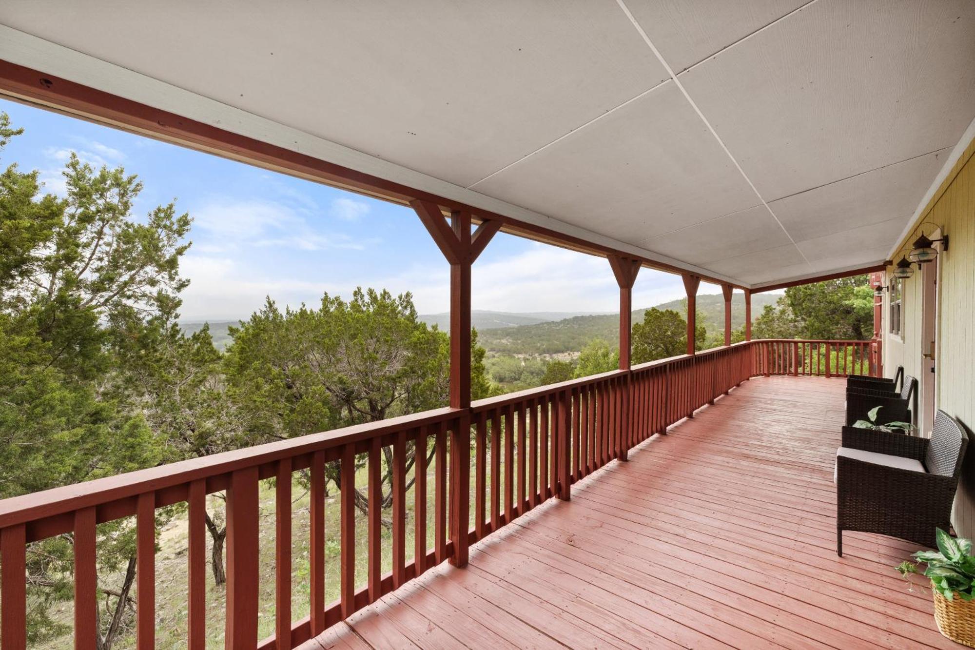 Hilltop Haven: Spacious 2br With Jacuzzi, Scenic Views, And Pet-friendly Acres Holiday home Marble Falls