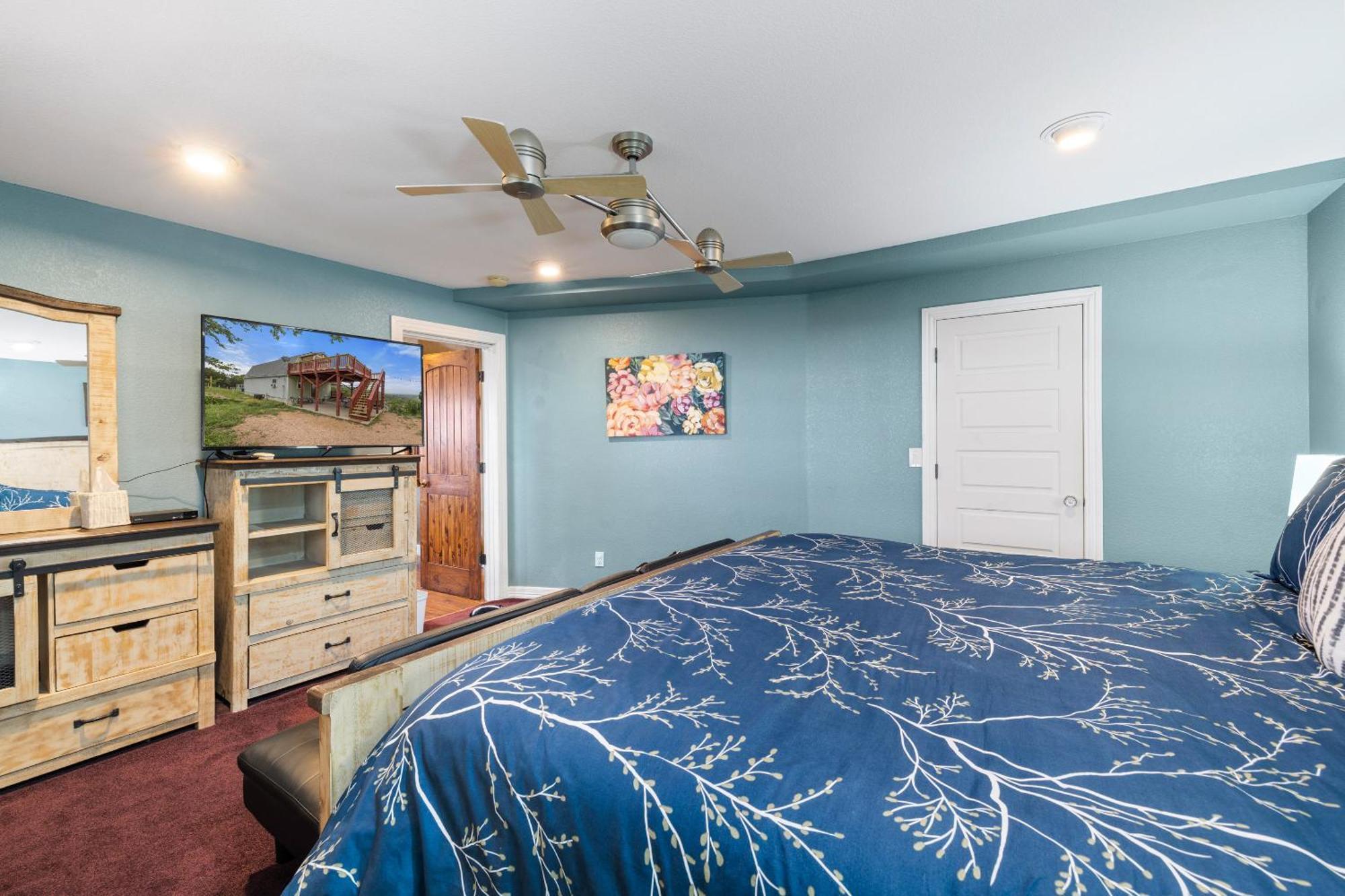 Hilltop Haven: Spacious 2br With Jacuzzi, Scenic Views, And Pet-friendly Acres Marble Falls