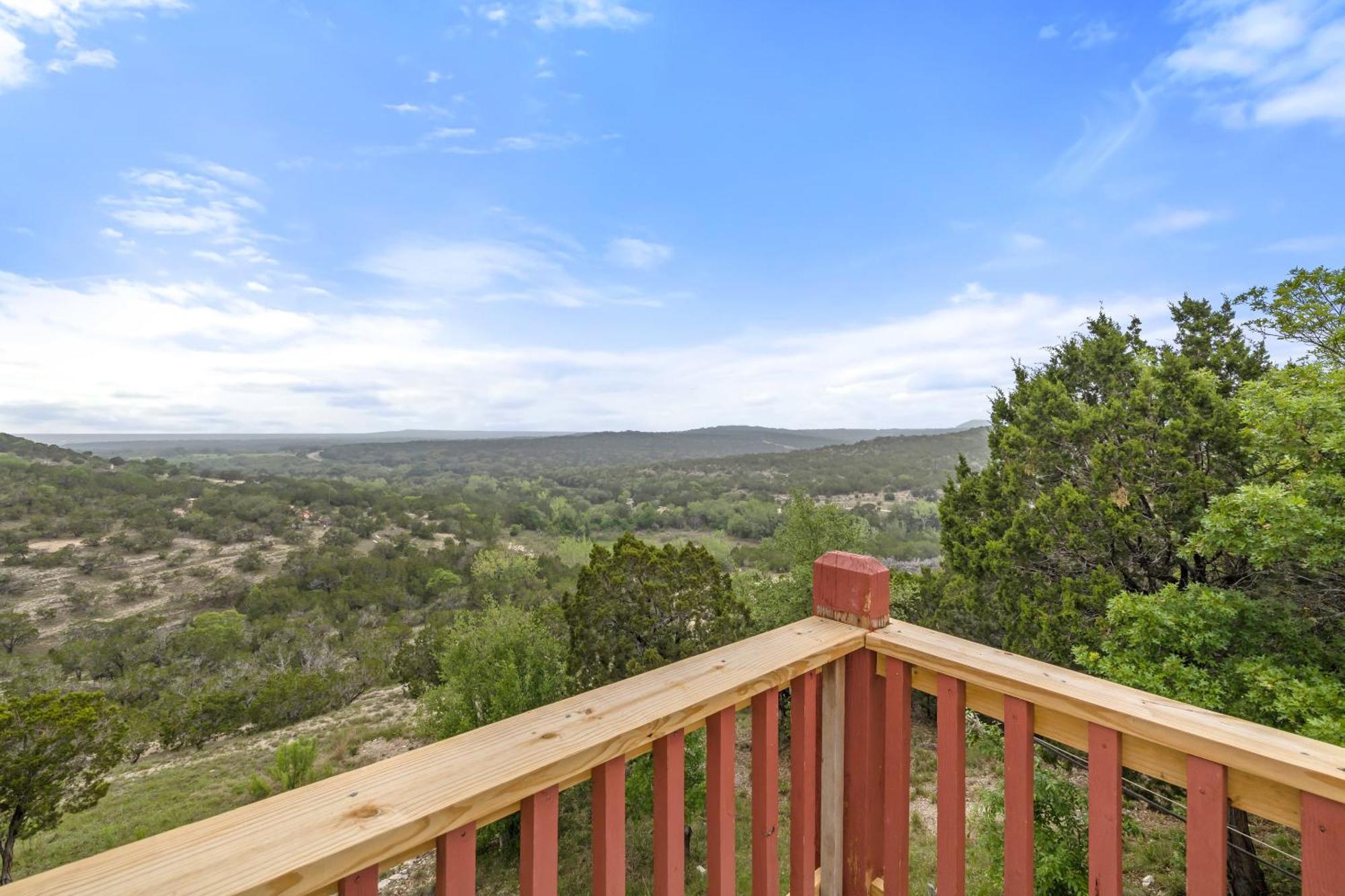 Hilltop Haven: Spacious 2br With Jacuzzi, Scenic Views, And Pet-friendly Acres Holiday home