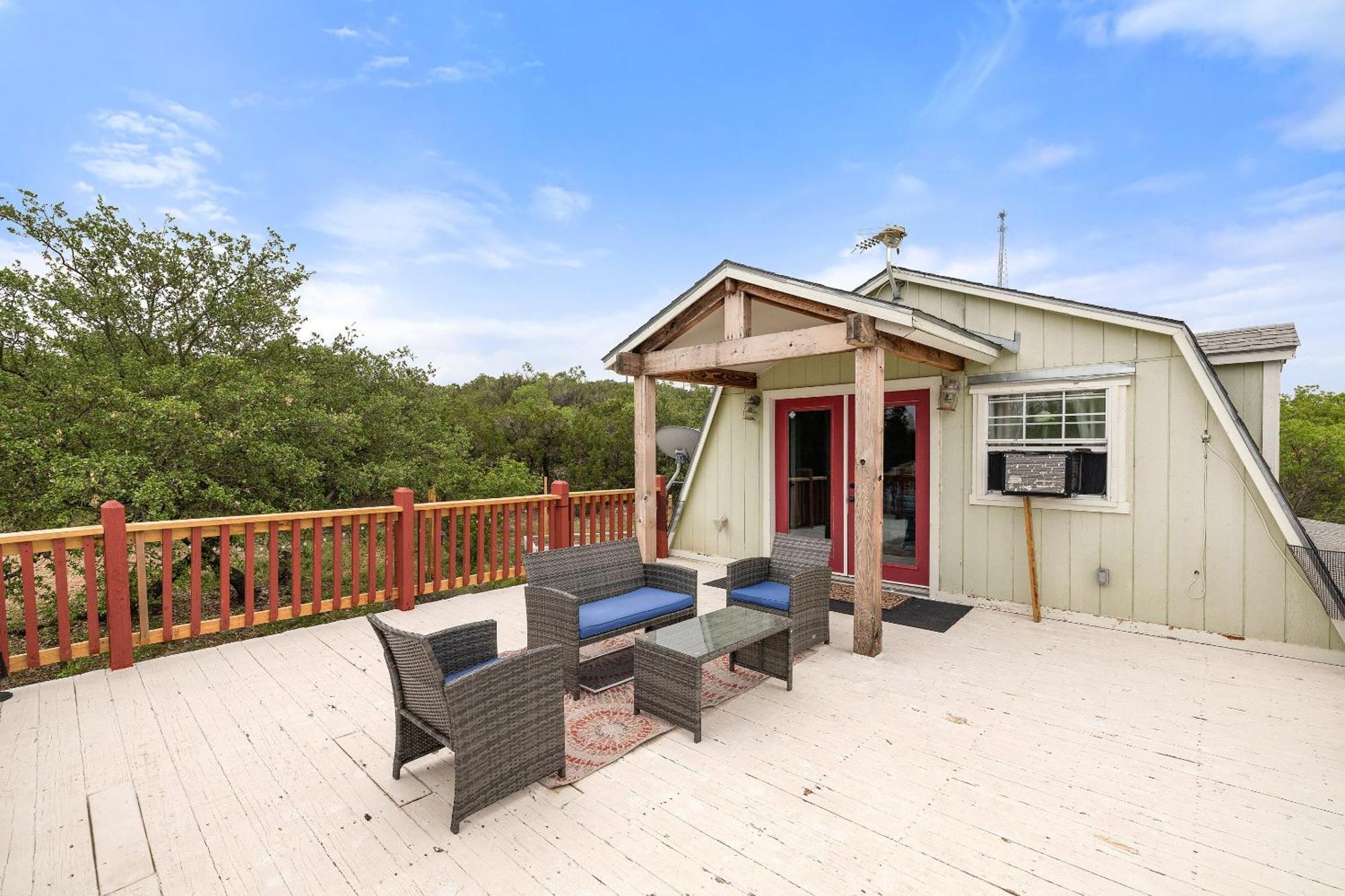 Hilltop Haven: Spacious 2br With Jacuzzi, Scenic Views, And Pet-friendly Acres Marble Falls
