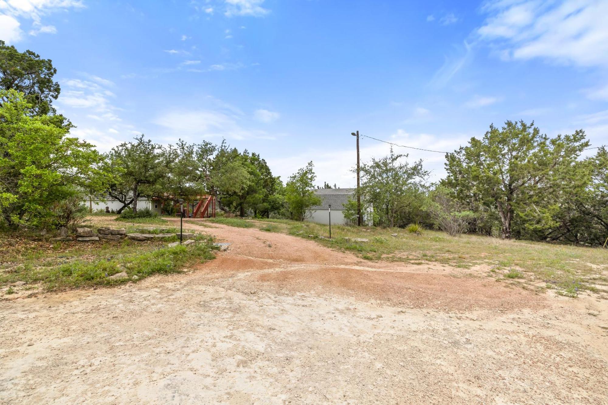 Hilltop Haven: Spacious 2br With Jacuzzi, Scenic Views, And Pet-friendly Acres