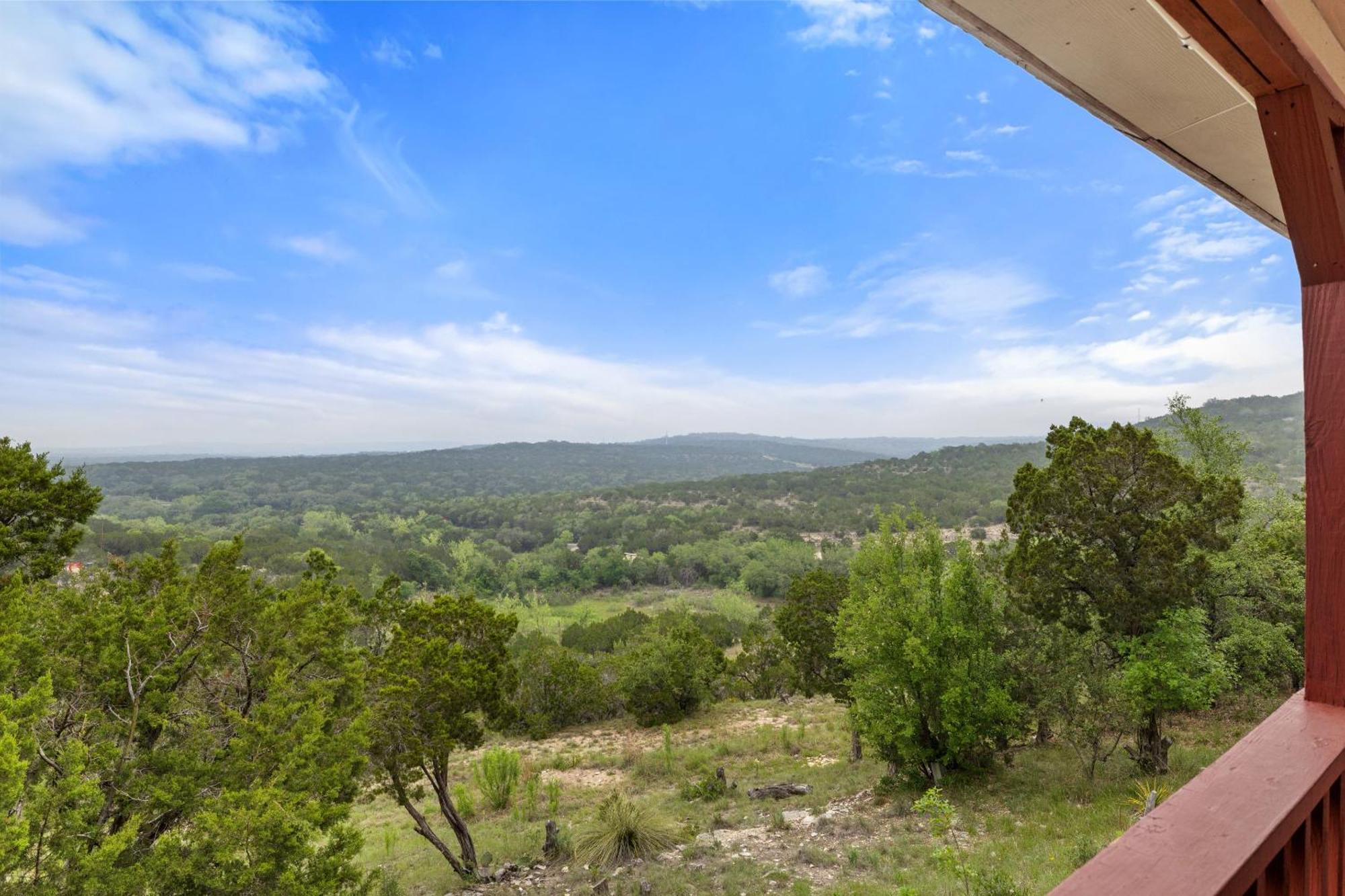 Hilltop Haven: Spacious 2br With Jacuzzi, Scenic Views, And Pet-friendly Acres Holiday home