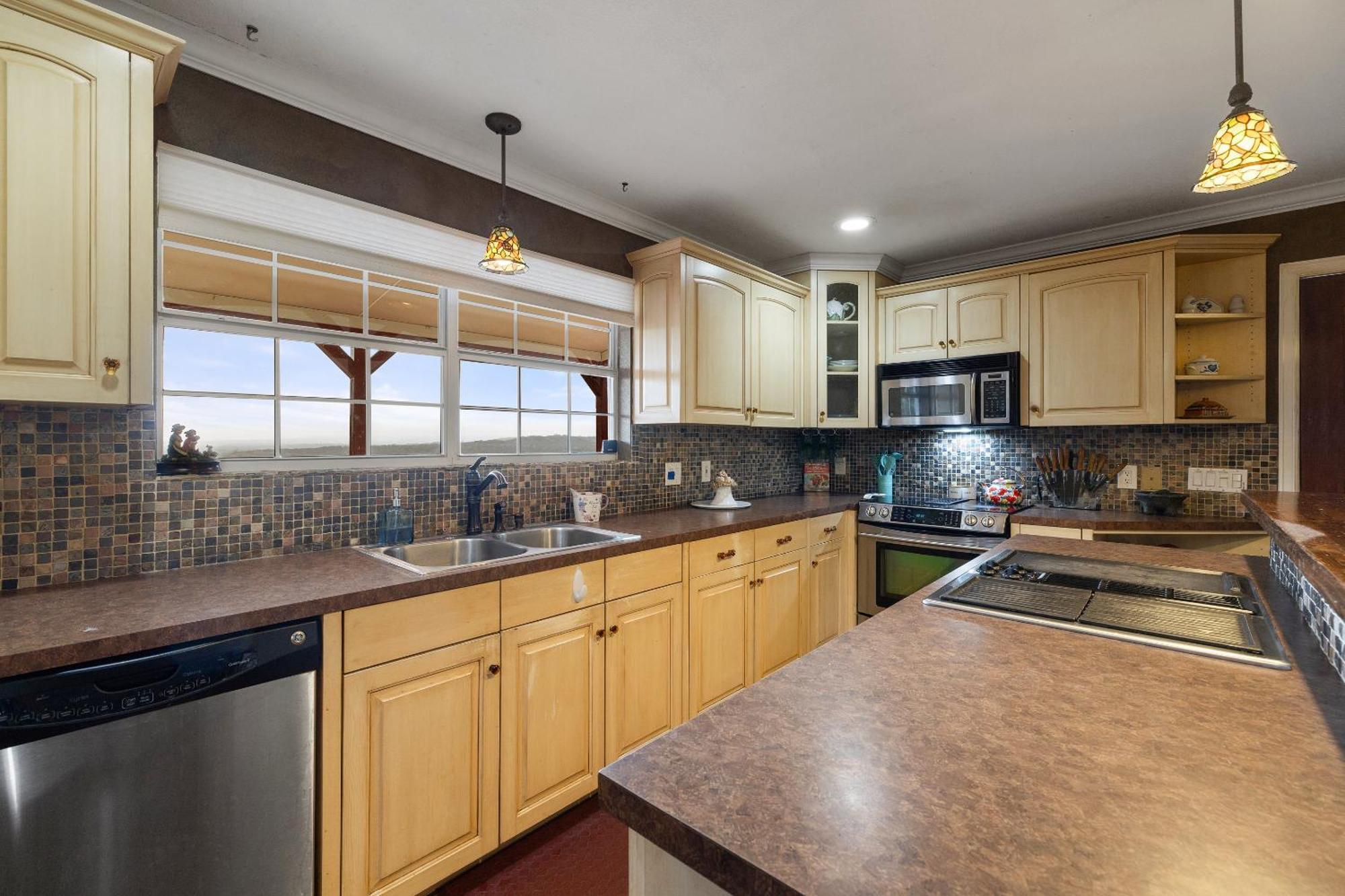 Holiday home Hilltop Haven: Spacious 2br With Jacuzzi, Scenic Views, And Pet-friendly Acres