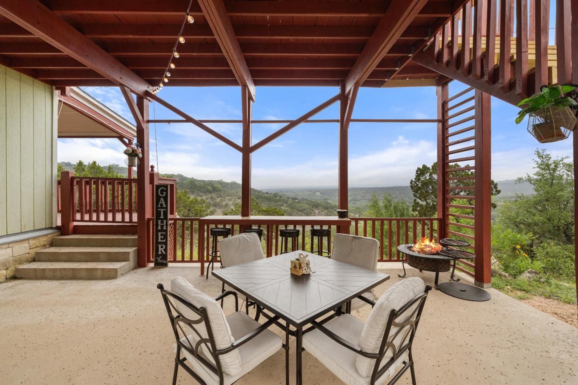 Hilltop Haven: Spacious 2br With Jacuzzi, Scenic Views, And Pet-friendly Acres *