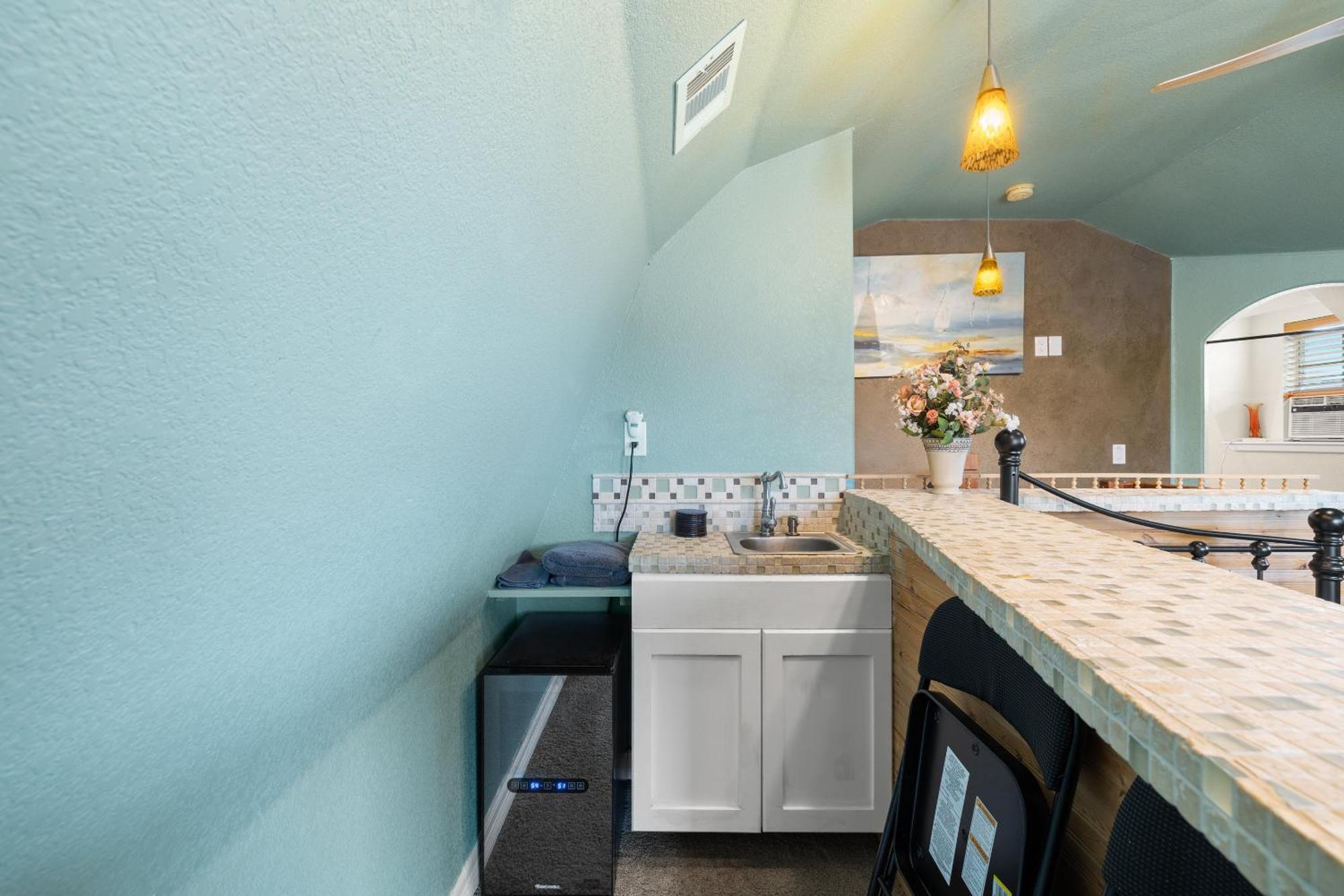 Hilltop Haven: Spacious 2br With Jacuzzi, Scenic Views, And Pet-friendly Acres Holiday home