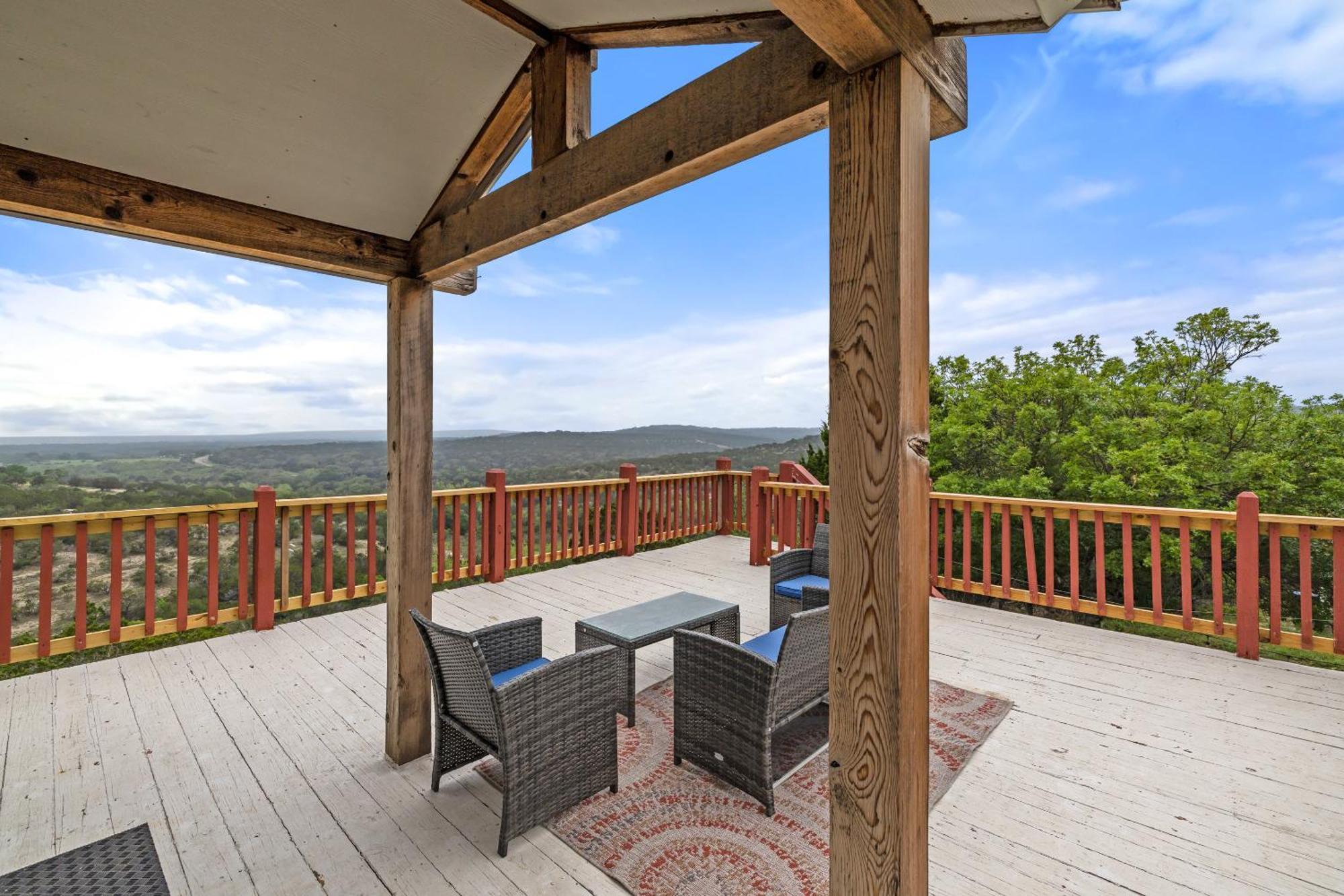 Holiday home Hilltop Haven: Spacious 2br With Jacuzzi, Scenic Views, And Pet-friendly Acres Marble Falls