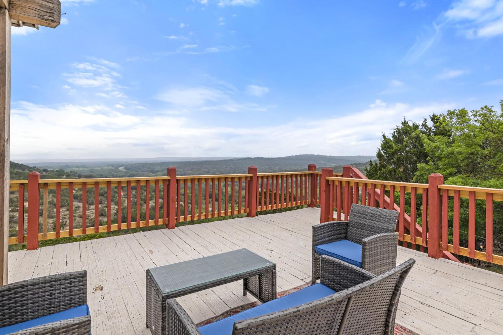 Holiday home Hilltop Haven: Spacious 2br With Jacuzzi, Scenic Views, And Pet-friendly Acres *