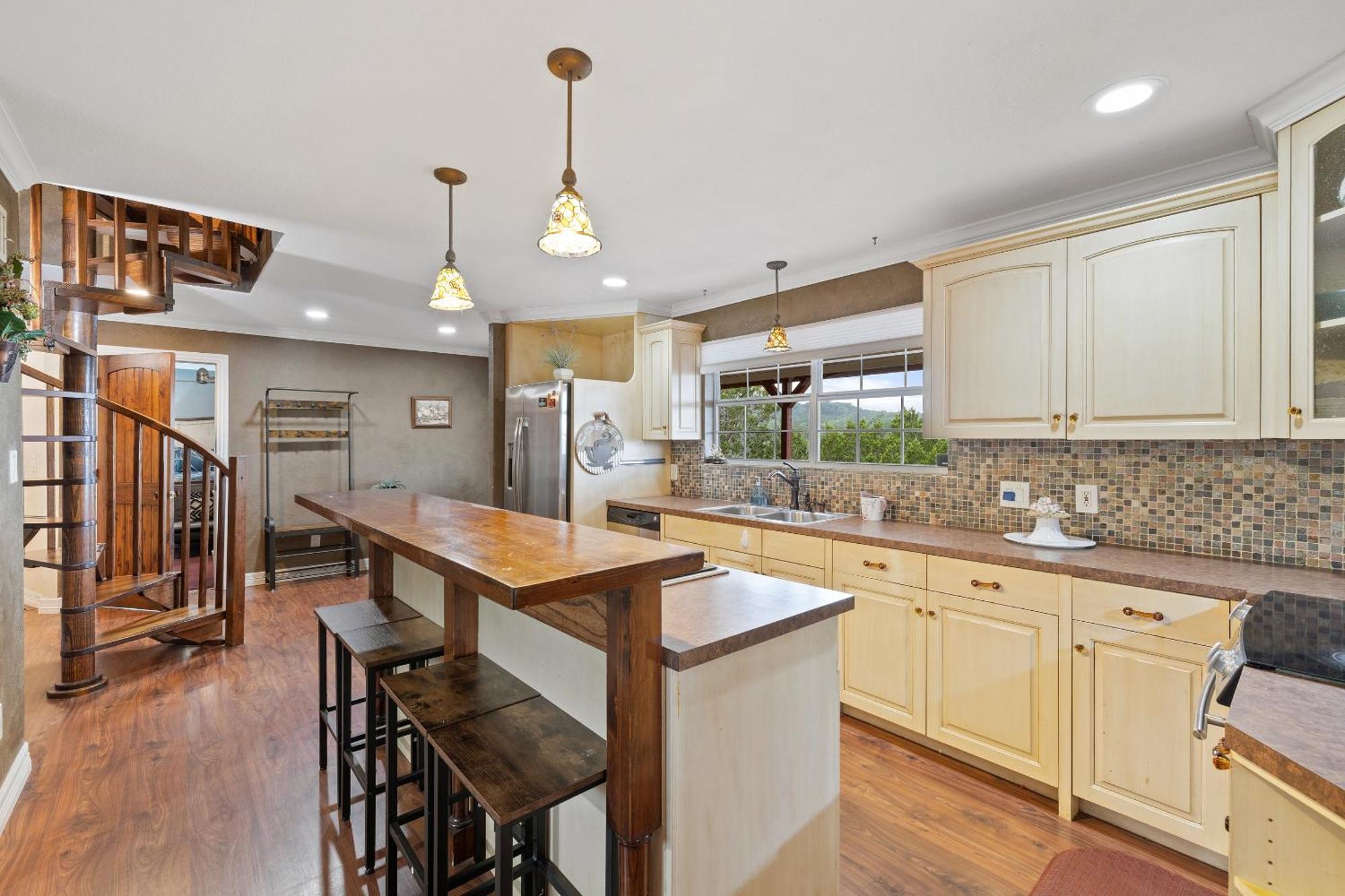 Hilltop Haven: Spacious 2br With Jacuzzi, Scenic Views, And Pet-friendly Acres Holiday home Marble Falls