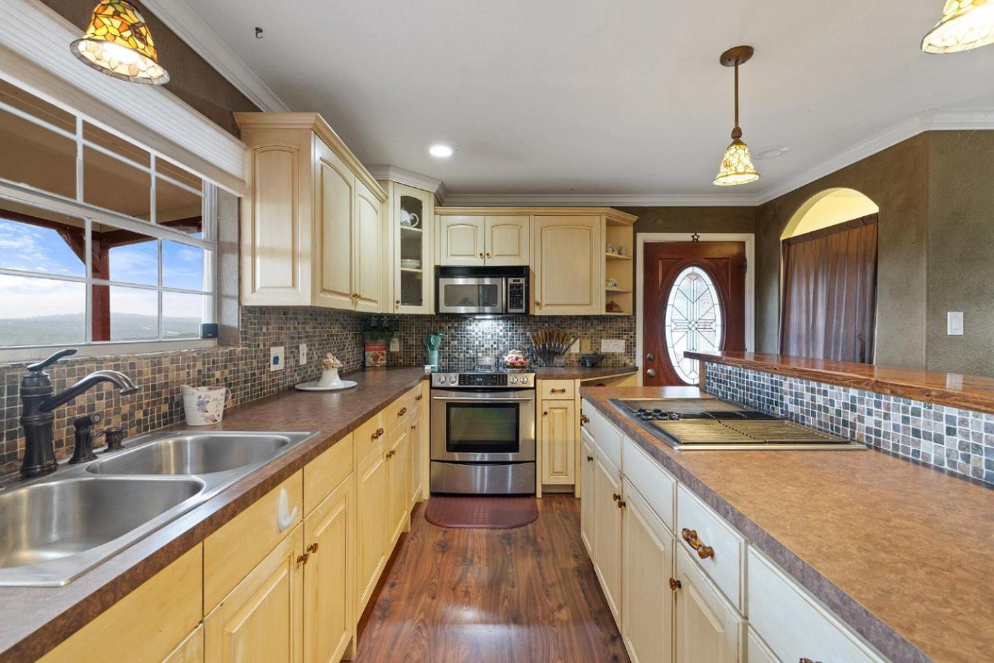 Holiday home Hilltop Haven: Spacious 2br With Jacuzzi, Scenic Views, And Pet-friendly Acres